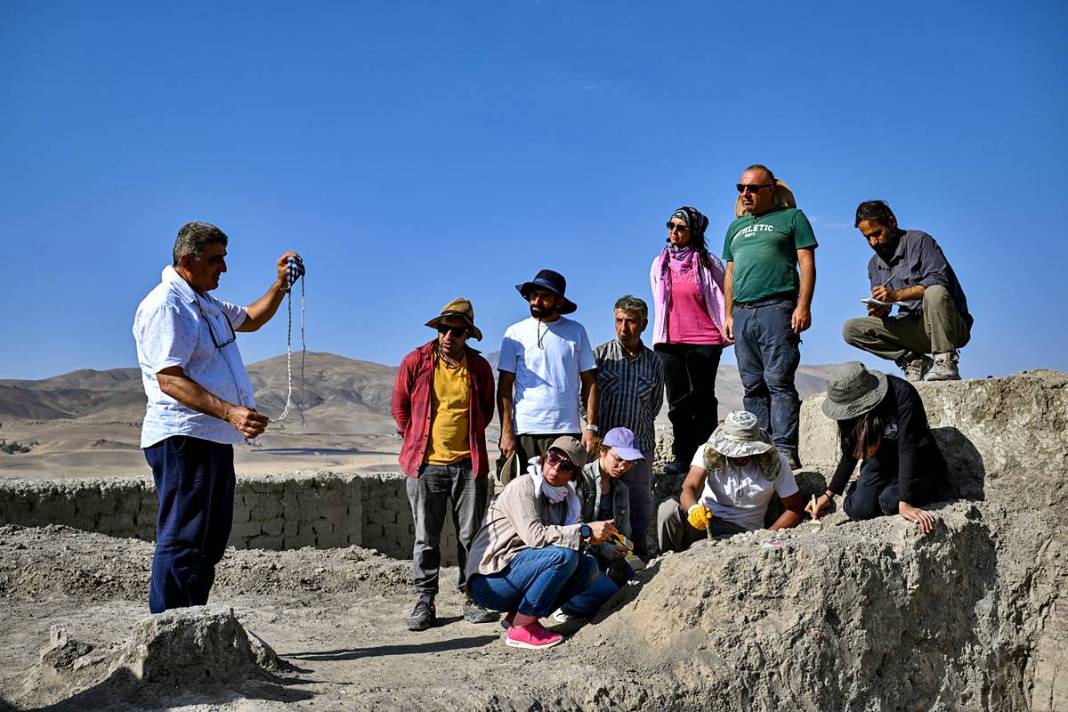 Odanın içindeki yığın, arkeologları şaşkına çevirdi! Urartular neden gizlemiş olabilir? 12